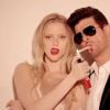 Elle Evans dans le clip de Blurred Lines, de Robin Thicke et Pharrell Williams, avec Emily Ratajkowski et Jessi M'Bengue, en mars 2013