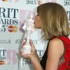 Taylor Swift pose avec son trophée de la meilleure artiste féminine internationale à la 35e cérémonie des Brit Awards à Londres, le 25 février 2015.