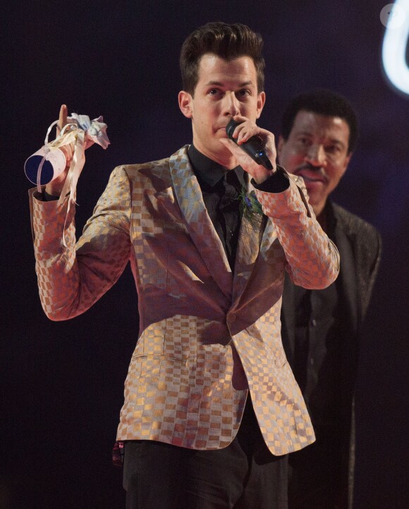 Mark Ronson sur la scène de la 35e cérémonie des Brit Awards à Londres, le 25 février 2015.