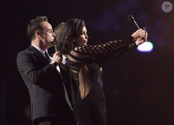 Ant & Dec et Kim Kardashian sur la scène de la 35e cérémonie des Brit Awards à Londres, le 25 février 2015.