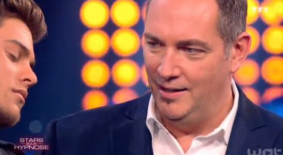 Rayane Bensetti hypnotisé lors de l'émission Stars sous hypnose (diffusée le 27 février 2015 en prime sur TF1). Le comédien ne sait absolument pas ce qu'il fait sur le plateau de télévision et chute violemment.
