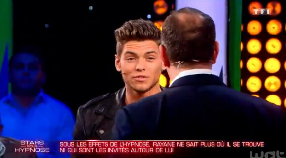 Rayane Bensetti hypnotisé dans l'émission Stars sous hypnose (diffusée le 27 février 2015 en prime sur TF1). Le jeune homme ne sait absolument pas ce qu'il fait sur le plateau de télévision et chute violemment.