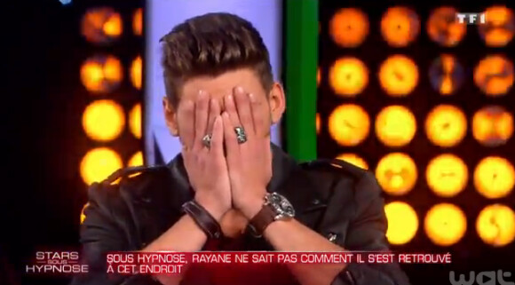 Rayane Bensetti hypnotisé et déboussolé lors de l'émission Stars sous hypnose (diffusée le 27 février 2015 en prime sur TF1). Le jeune homme ne sait absolument pas ce qu'il fait sur le plateau de télévision et chute violemment.
