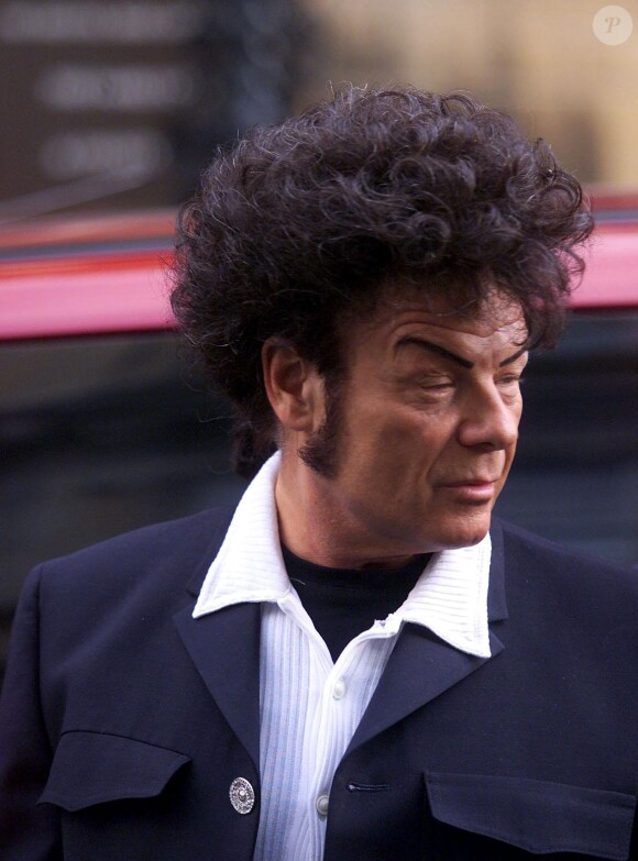 Gary Glitter sortant du tribunal qui vient de le condamner à 4 mois de prison pour avoir téléchargé de la pornographie pédophile. Janvier 1999.