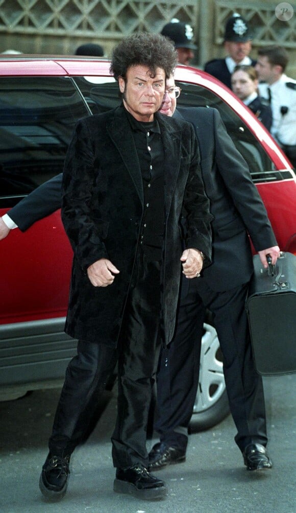 Gary Glitter sortant du tribunal qui vient de le condamner à 4 mois de prison pour avoir téléchargé de la pornographie pédophile. Janvier 1999.