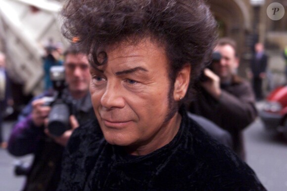 Gary Glitter sortant du tribunal qui vient de le condamner à 4 mois de prison pour avoir téléchargé de la pornographie pédophile. Janvier 1999.