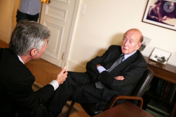 Exclusif - Valéry Giscard d'Estaing répond aux questions de Cyril Viguier, à Paris le 26 février 2015.