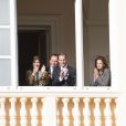 La princesse Caroline de Hanovre, Christopher LeVine et la princesse Stéphanie de Monaco  lors de la présentation aux Monégasques des jumeaux le prince héréditaire Jacques et la princesse Gabriella le 7 janvier 2015, depuis les fenêtres du palais princier. 