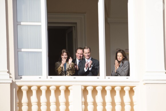 La princesse Caroline de Hanovre, Christopher LeVine et la princesse Stéphanie de Monaco lors de la présentation aux Monégasques des jumeaux le prince héréditaire Jacques et la princesse Gabriella le 7 janvier 2015, depuis les fenêtres du palais princier.