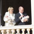  La princesse Charlene et le prince Albert II de Monaco ont présenté officiellement aux Monégasques leurs jumeaux le prince héréditaire Jacques et la princesse Gabriella le 7 janvier 2015, depuis les fenêtres du palais princier. 
