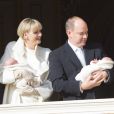  La princesse Charlene et le prince Albert de Monaco ont présenté officiellement aux Monégasques leurs jumeaux le prince héréditaire Jacques et la princesse Gabriella le 7 janvier 2015, depuis les fenêtres du palais princier. 