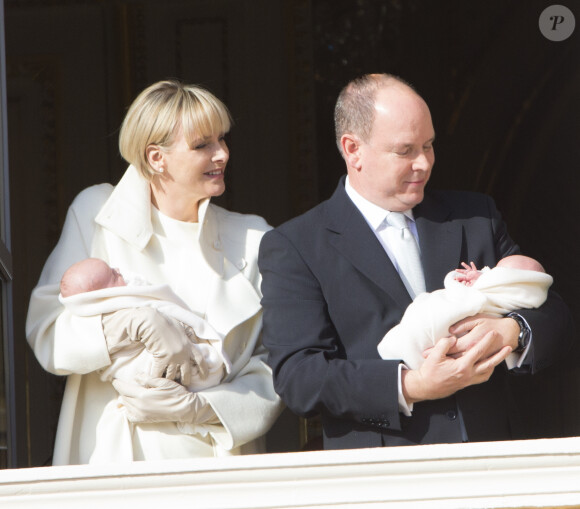 La princesse Charlene et le prince Albert de Monaco ont présenté officiellement aux Monégasques leurs jumeaux le prince héréditaire Jacques et la princesse Gabriella le 7 janvier 2015, depuis les fenêtres du palais princier.