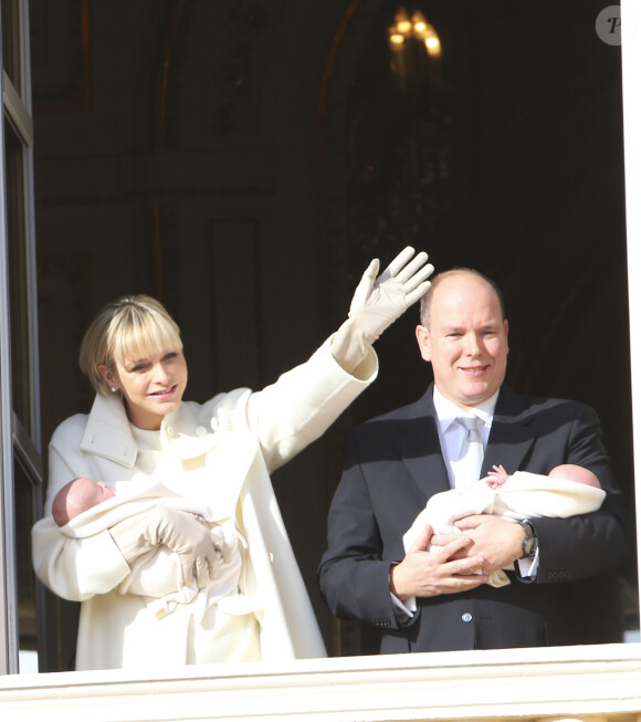 La princesse Charlene et le prince Albert II de Monaco ont présenté officiellement aux Monégasques leurs jumeaux le prince héréditaire Jacques et la princesse Gabriella le 7 janvier 2015, depuis les fenêtres du palais princier.