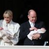 La princesse Charlene et le prince Albert II de Monaco ont présenté officiellement aux Monégasques leurs jumeaux le prince héréditaire Jacques et la princesse Gabriella le 7 janvier 2015, depuis les fenêtres du palais princier.