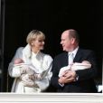  La princesse Charlene et le prince Albert II de Monaco ont présenté officiellement aux Monégasques leurs jumeaux le prince héréditaire Jacques et la princesse Gabriella le 7 janvier 2015, depuis les fenêtres du palais princier. 