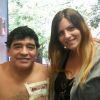 Diego Maradona se fait tatouer le mot "chienne", le surnom de sa compagne Rocio Oliva, à Buenos Aires le 26 décembre 2014.