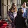 Kate Middleton, duchesse de Cambridge, enceinte de plus de 7 mois, quitte The Goring Hotel dans le quartier de Belgravia à Londres le 2 mars 2015 après avoir pris part à la célébration de ses 105 ans. C'est dans ce palace proche de Bukingham qu'elle avait passé sa dernière nuit avant son mariage avec le prince William, en avril 2011.