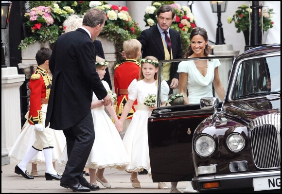 Pippa Middleton et les pages et demoiselles d'honneur du mariage du prince William et de Kate Middleton quittent le Goring Hotel pour se rendre à l'abbaye de Westminster, le 29 avril 2011