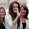 Kate Middleton, sa soeur Pippa et sa mère Carole devant le Goring Hotel, à Londres, le 28 avril 2011, à la veille de son mariage avec le prince William