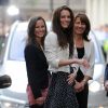Kate Middleton, sa soeur Pippa et sa mère Carole devant le Goring Hotel, à Londres, le 28 avril 2011, à la veille de son mariage avec le prince William