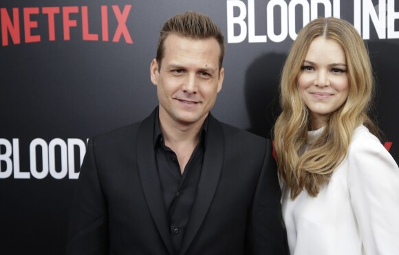 Gabriel Macht et Jacinda Barrett  sur le tapis rouge de la première diffusion de la série Bloodline (Netflix) au SVA Theater de New York le 3 mars 2015