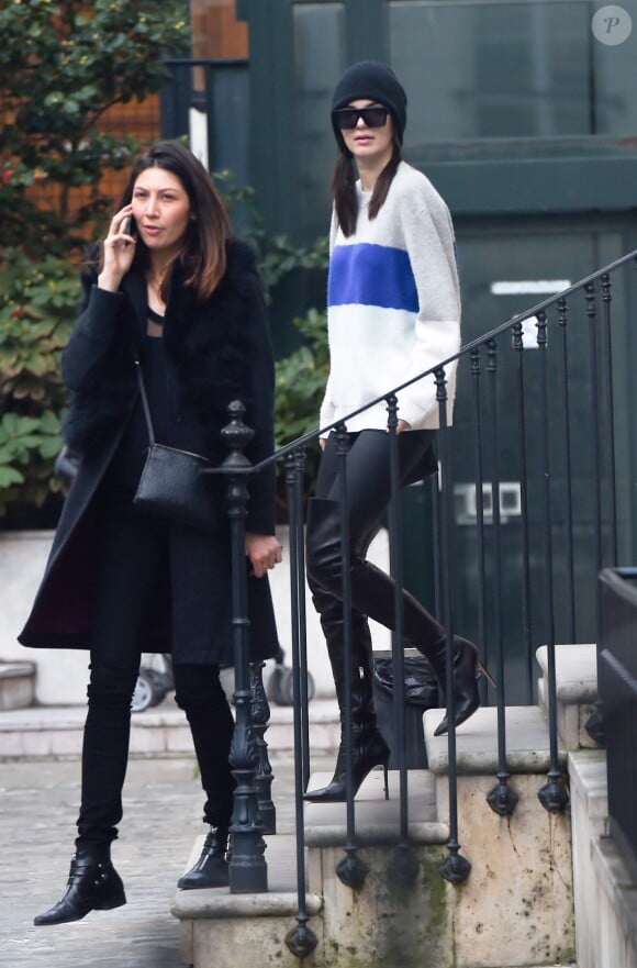 Kendall Jenner quitte l'atelier Vivienne Westwood à l'issue d'essayages, et se rend au restaurant L'Avenue. Paris, le 4 mars 2015.