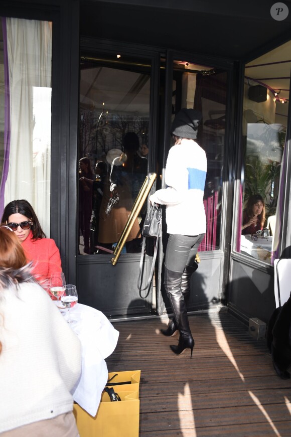 Kendall Jenner arrive au restaurant L'Avenue à Paris, le 4 mars 2015.
