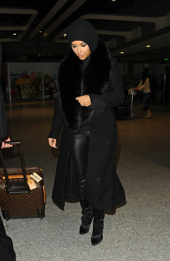 Kim Kardashian arrive à l'aéroport Roissy-Charles-de-Gaulle. Le 4 mars 2015.