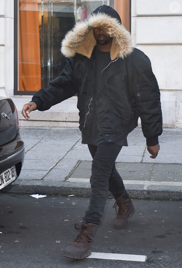 Kanye West quitte la boutique Royal Eclaireur à Paris, le 4 mars 2015.