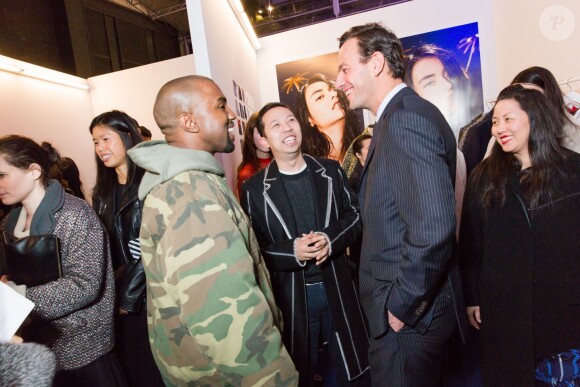 Kanye West et les créateurs Humberto Leon et Carol Lim (à droite) au showroom des prétendants au LVMH Prize, avenue Montaigne. Paris, le 4 mars 2015.