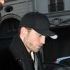 Robert Pattinson et sa petite-amie FKA Twigs arrivent à Paris le 4 mars 2015.