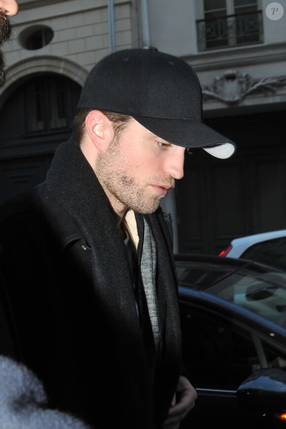 Robert Pattinson et sa petite-amie FKA Twigs arrivent à Paris le 4 mars 2015.