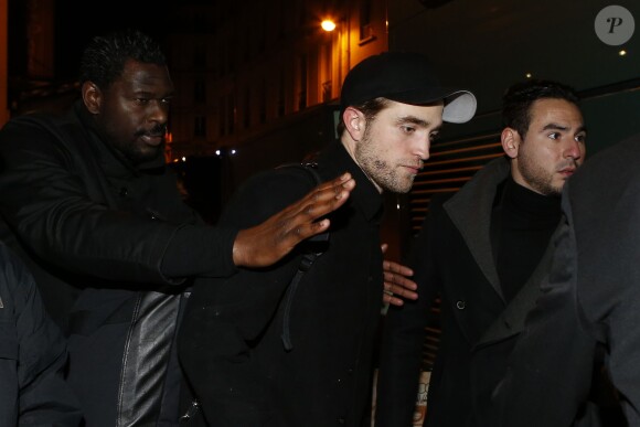 Robert Pattinson et FKA Twigs quittent après minuit le Casino de Paris après le concert de la chanteuse, le 4 février 2015.