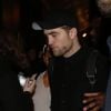 Robert Pattinson et FKA Twigs quittent après minuit le Casino de Paris après le concert de la chanteuse, le 4 février 2015.
