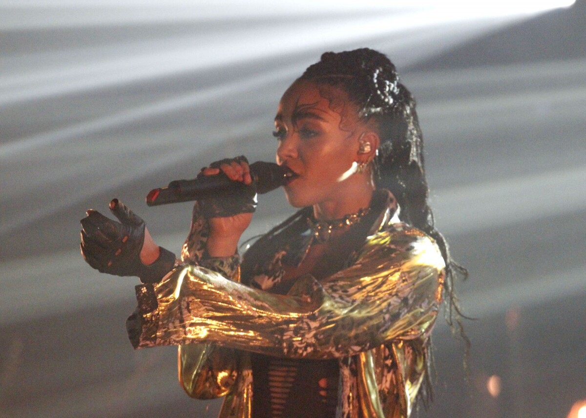 Vidéo FKA Twigs en concert au Casino de Paris le 4 mars 2015. Robert