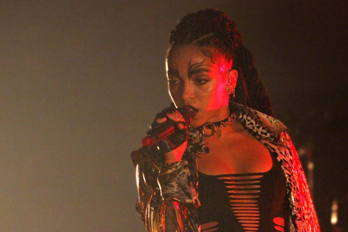 Vidéo FKA Twigs en concert au Casino de Paris le 4 mars 2015 à Paris