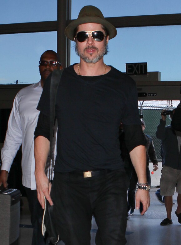 Brad Pitt arrive à l'aéroport de LAX pour prendre l'avion pour Nice via Paris, le 28 février 2015.