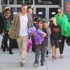 Brad Pitt et Angelina Jolie avec leurs enfants à Los Angeles, le 5 février 2014.