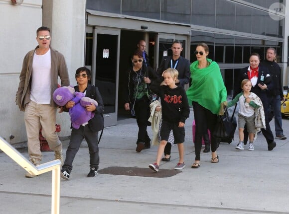 Brad Pitt et Angelina Jolie en famille à Los Angeles, le 5 février 2014.