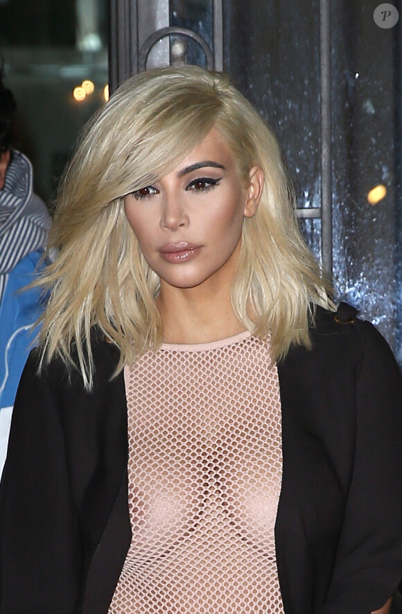 Kim Kardashian sort de l'hôtel Le Royal Monceau à Paris, le 5 mars 2015. Kim Kardashian est de nouveau blonde platine.