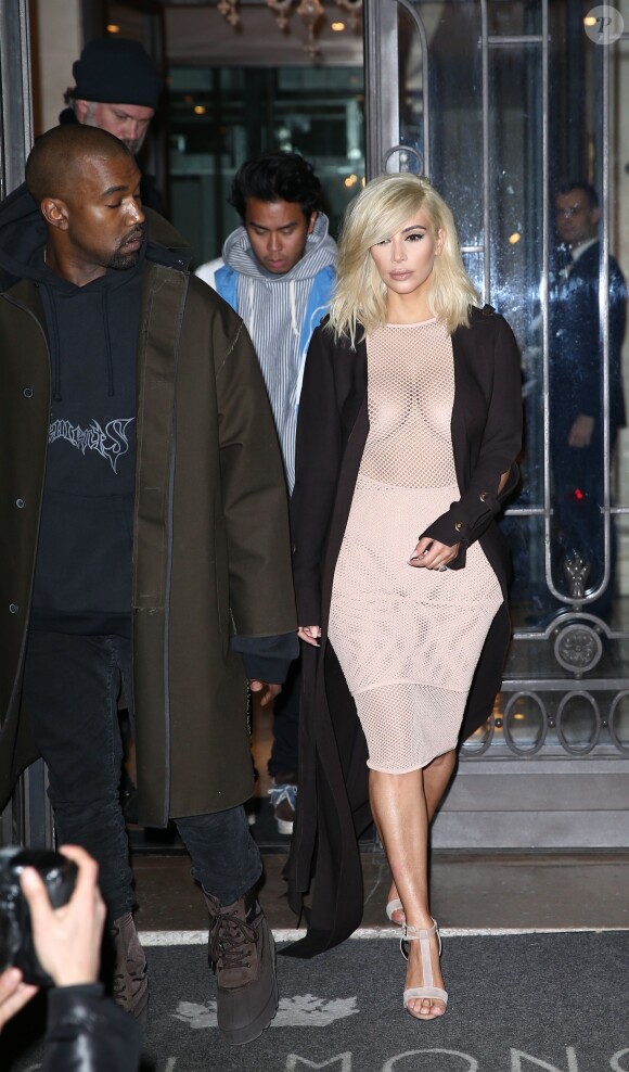 Kim Kardashian sort de l'hôtel Le Royal Monceau à Paris, le 5 mars 2015. Kim Kardashian est de nouveau blonde platine.