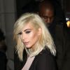 Kim Kardashian sort de l'hôtel Le Royal Monceau à Paris, le 5 mars 2015. Kim Kardashian est de nouveau blonde platine.