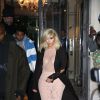 Kim Kardashian sort de l'hôtel Le Royal Monceau à Paris, le 5 mars 2015. Kim Kardashian est de nouveau blonde platine.
