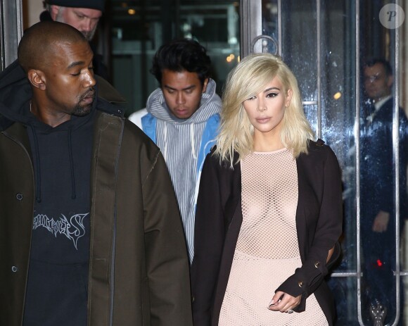 Kim Kardashian sort de l'hôtel Le Royal Monceau à Paris, le 5 mars 2015. Kim Kardashian est de nouveau blonde platine.