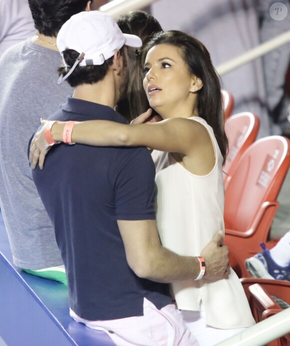 Exclusif - Eva Longoria et son chéri Jose Antonio Baston très amoureux dans les tribunes d'un match de tennis pendant l'Open du Mexique à Acapulco, le 28 février 2015.