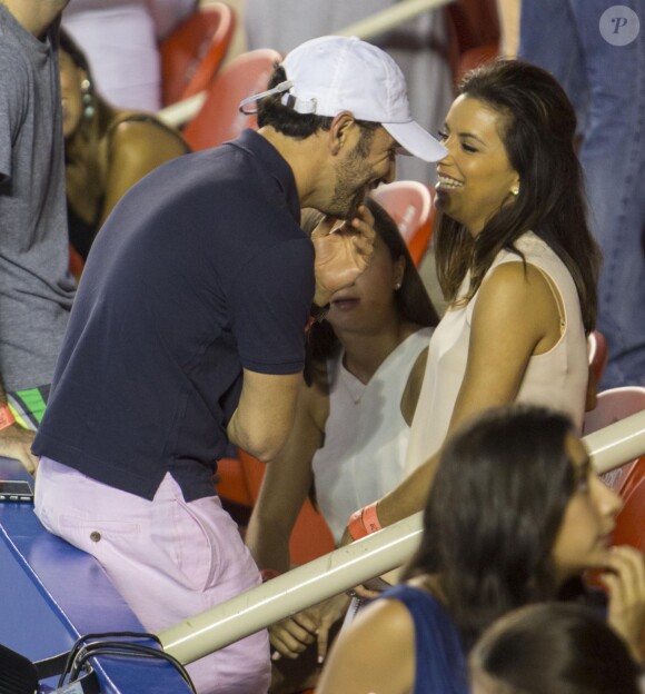 Exclusif - Eva Longoria et son compagnon Jose Antonio Baston très in love dans les tribunes d'un match de tennis pendant l'Open du Mexique à Acapulco, le 28 février 2015.