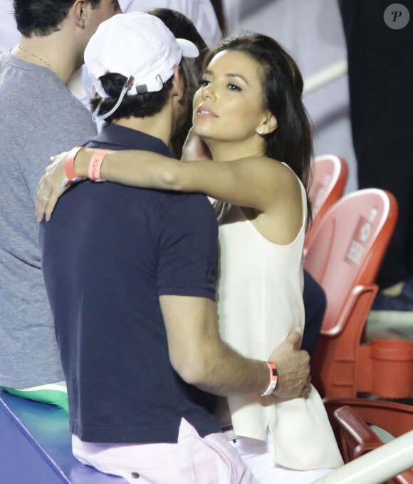 Exclusif - L'actrice Eva Longoria et son compagnon Jose Antonio Baston très amoureux dans les tribunes d'un match de tennis pendant l'Open du Mexique à Acapulco, le 28 février 2015.