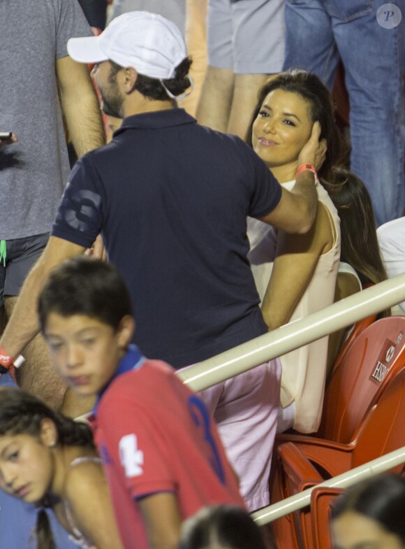 Exclusif - Eva Longoria et son amoureux Jose Antonio Baston très amoureux dans les tribunes d'un match de tennis pendant l'Open du Mexique à Acapulco, le 28 février 2015.