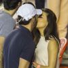 Exclusif - Eva Longoria embrasse son compagnon Jose Antonio Baston dans les tribunes d'un match de tennis pendant l'Open du Mexique à Acapulco, le 28 février 2015.