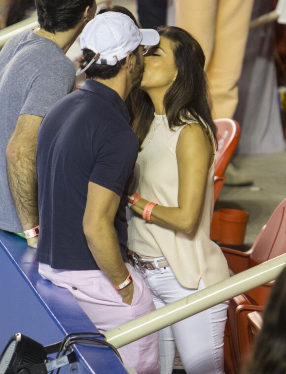 Exclusif - Eva Longoria embrasse son compagnon Jose Antonio Baston dans les tribunes d'un match de tennis pendant l'Open du Mexique à Acapulco, le 28 février 2015.